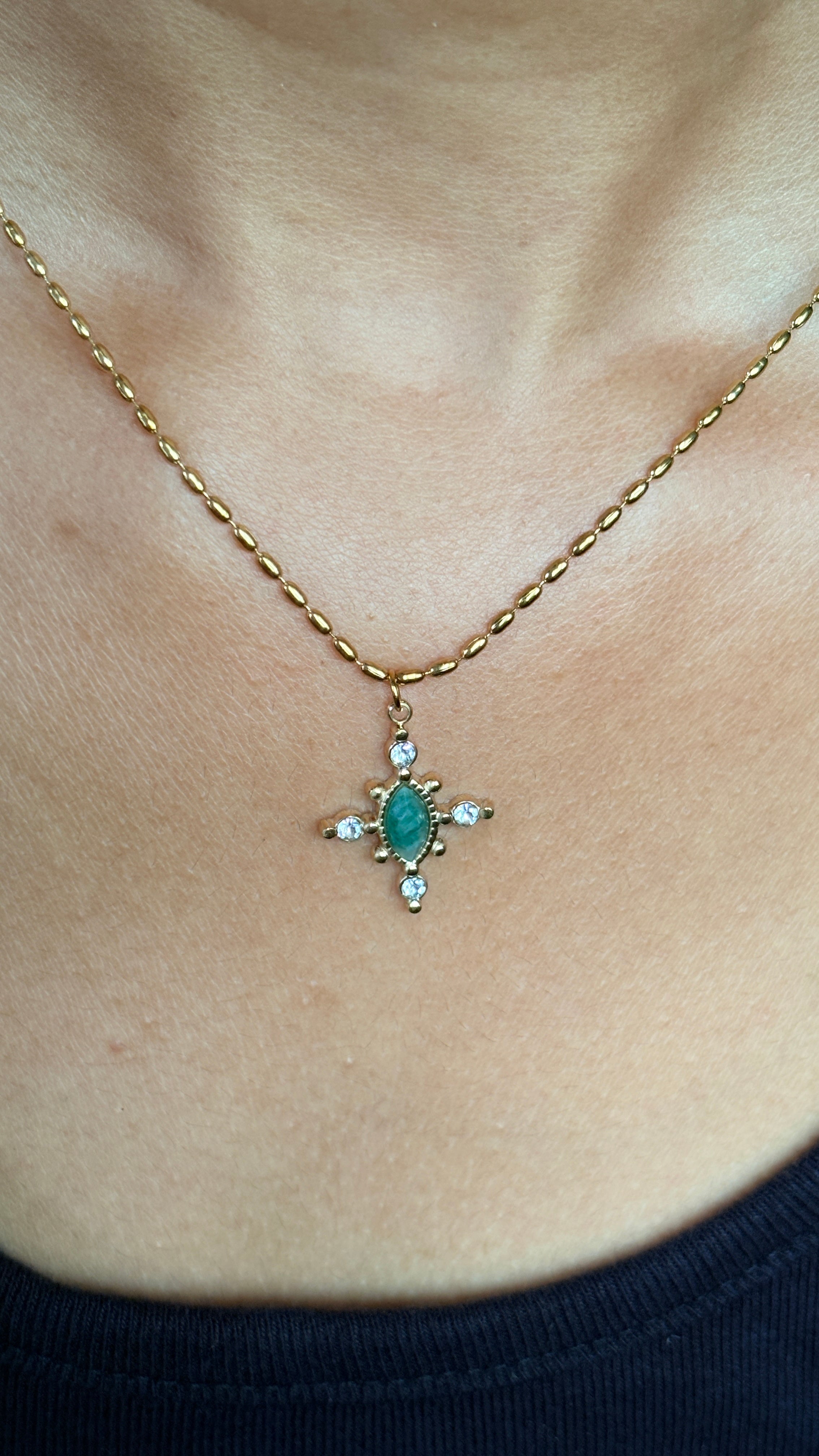 Elaris Pendant Necklace