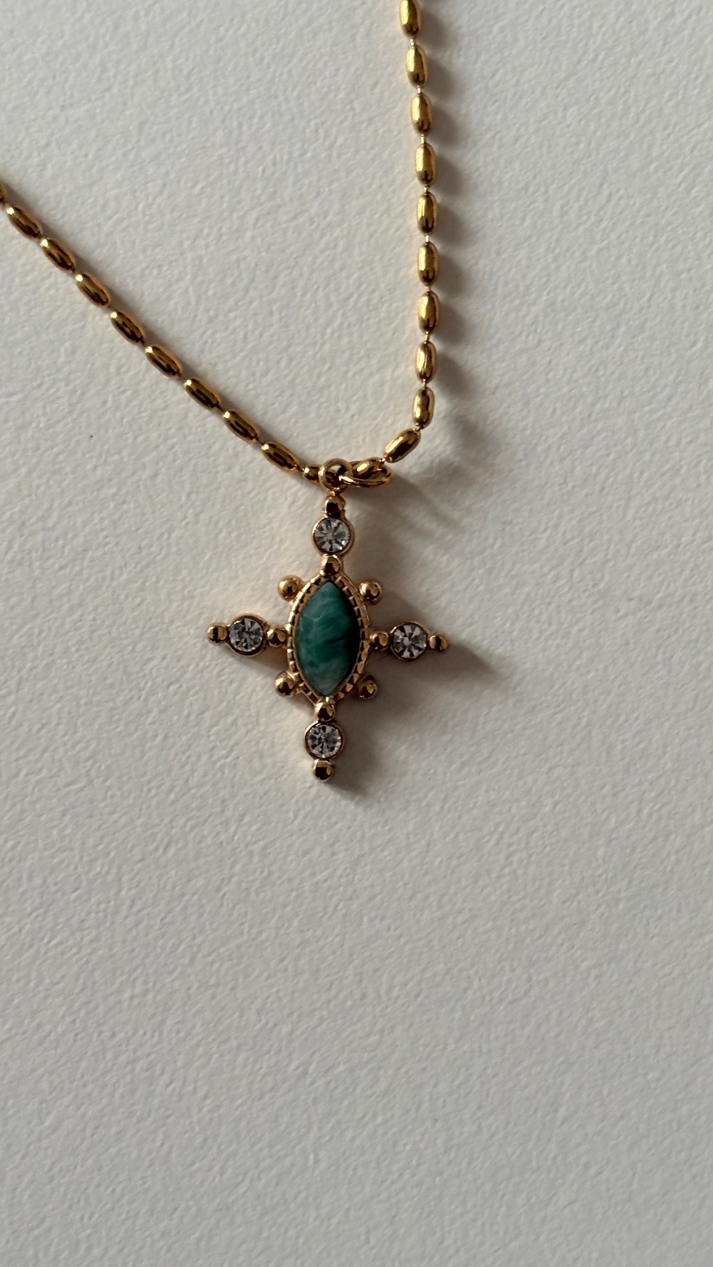 Elaris Pendant Necklace