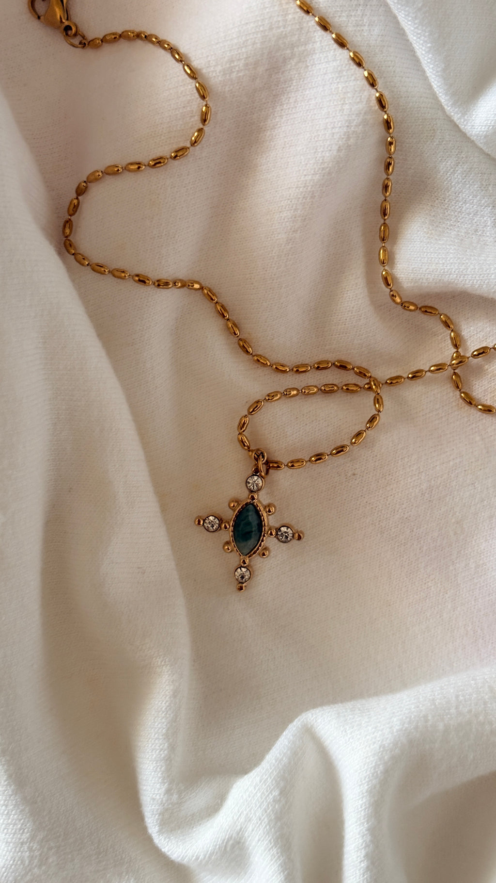 Elaris Pendant Necklace