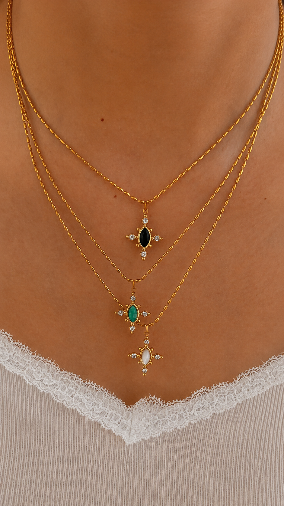 Elaris Pendant Necklace